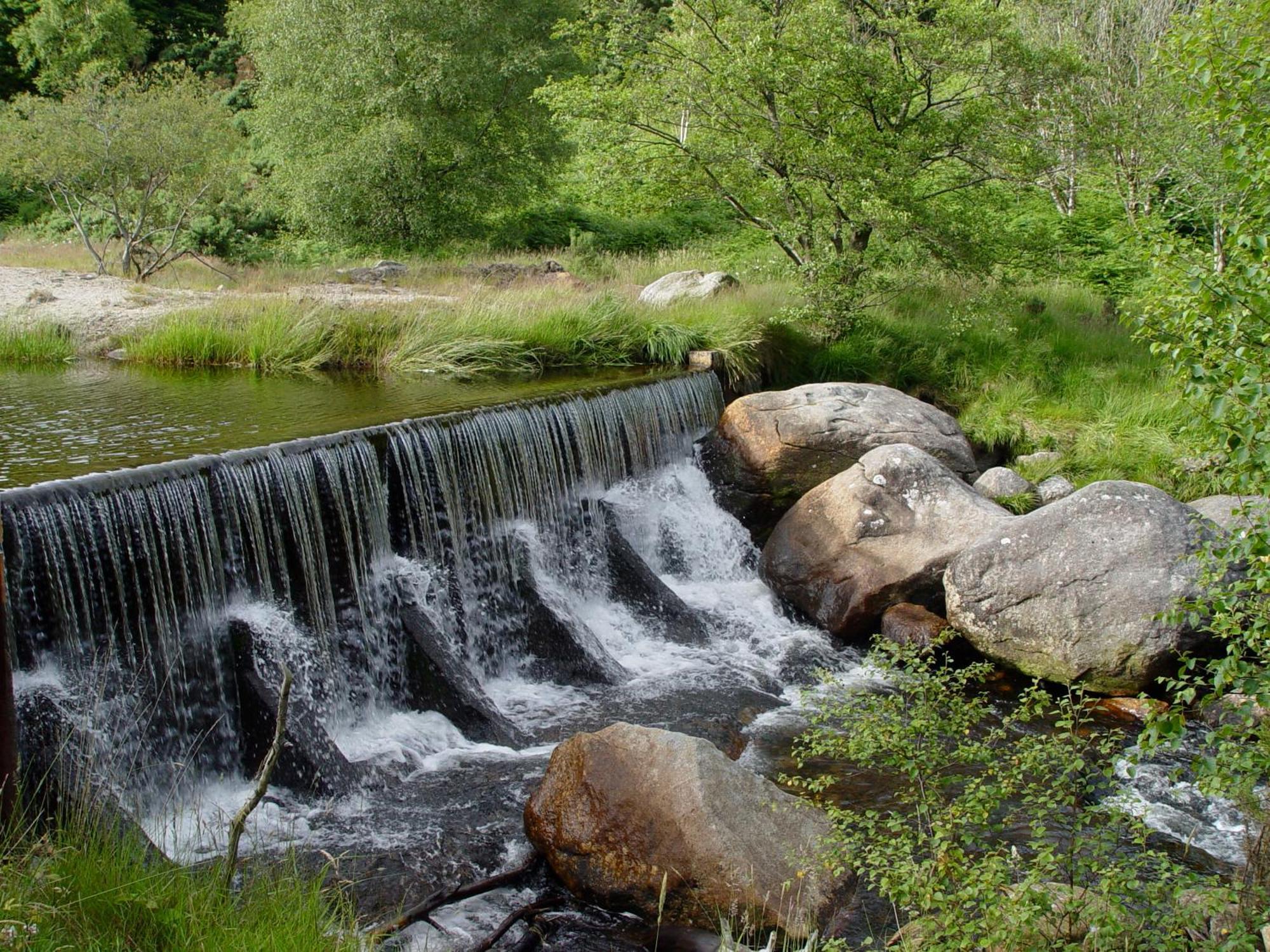 Glendalough International Youth Hostel Лара Экстерьер фото The river at the foot of the village