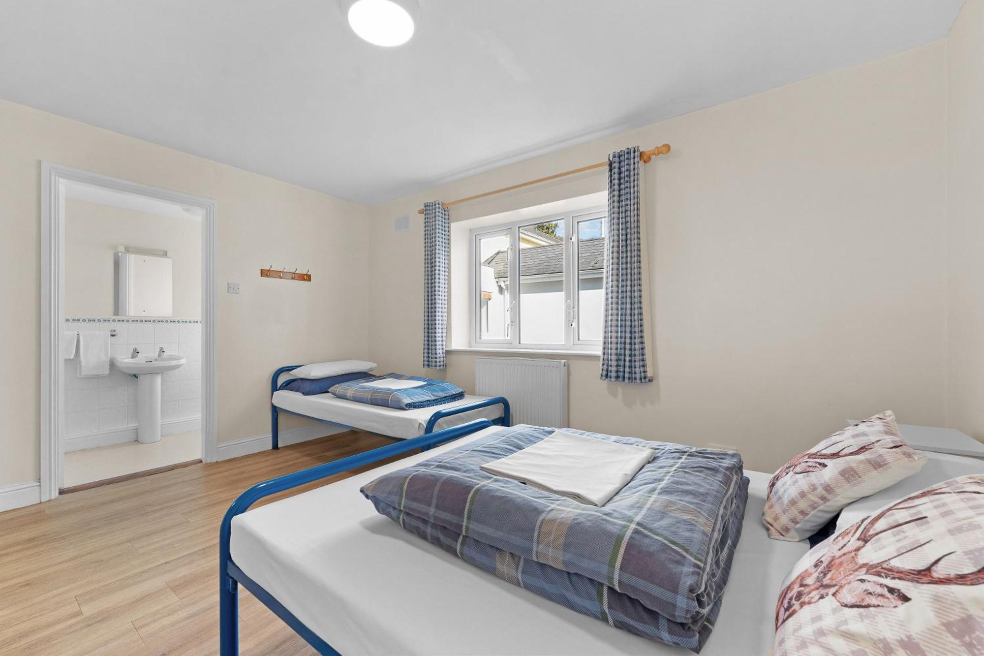 Glendalough International Youth Hostel Лара Экстерьер фото